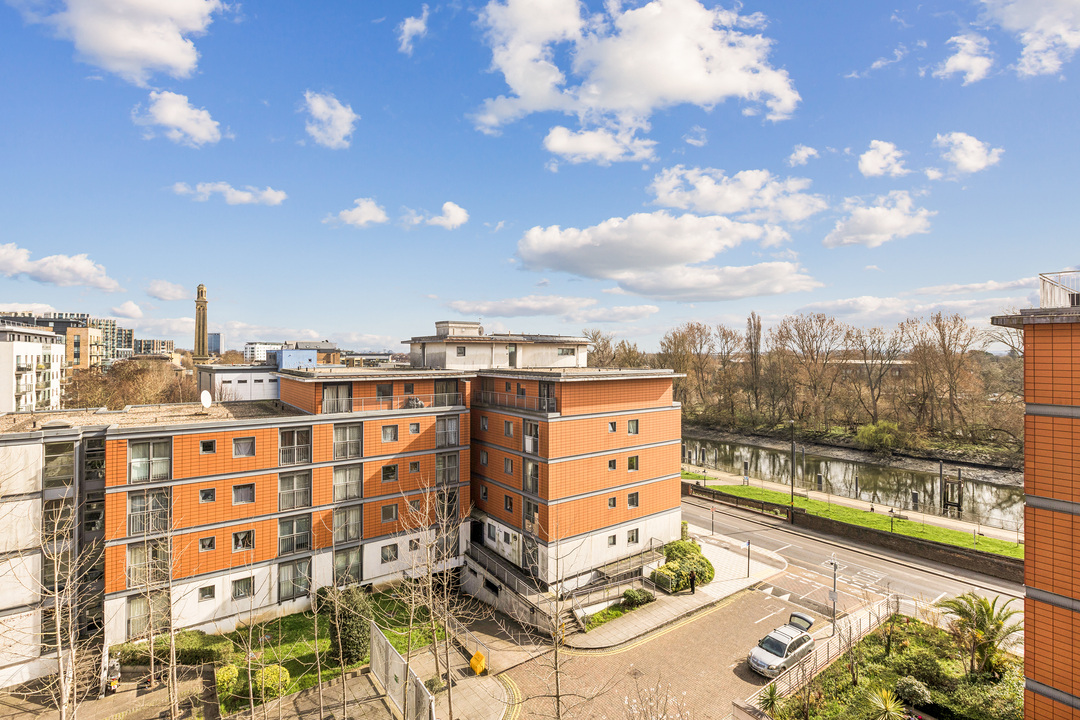 2 bed apartment for sale in Holland Gardens, Brentford, London, TW8  - Property Image 4