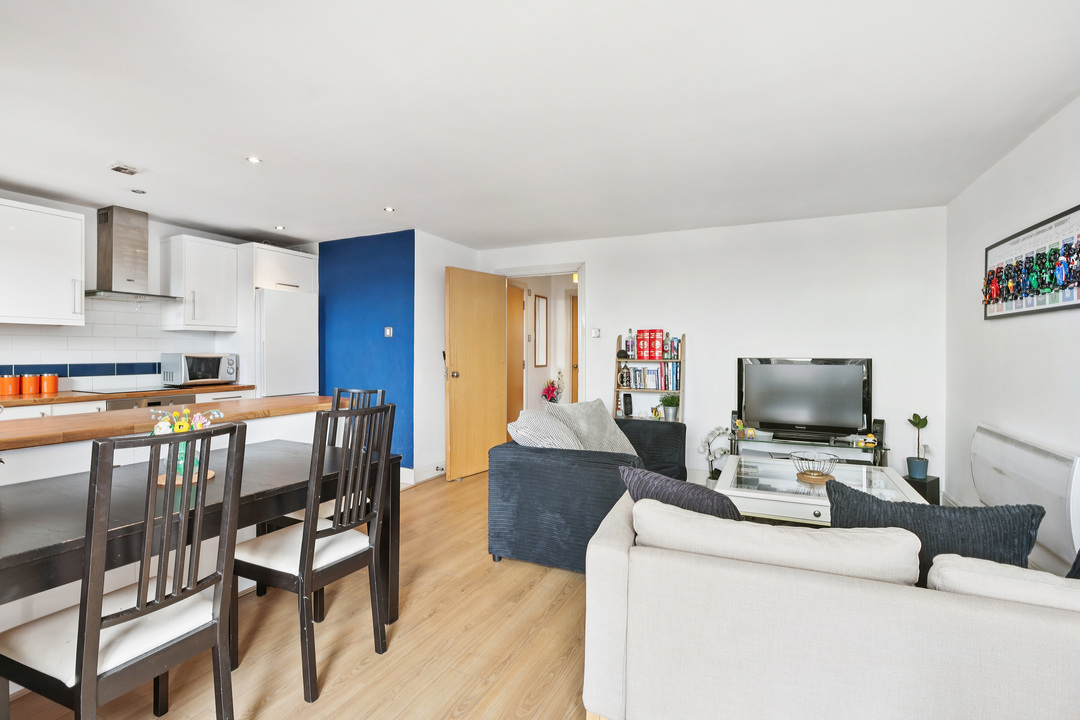 2 bed apartment for sale in Holland Gardens, Brentford, London, TW8  - Property Image 7