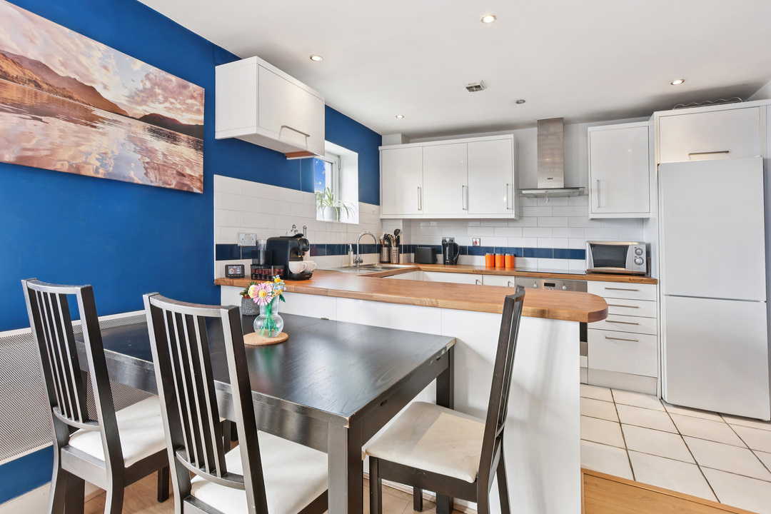 2 bed apartment for sale in Holland Gardens, Brentford, London, TW8  - Property Image 10