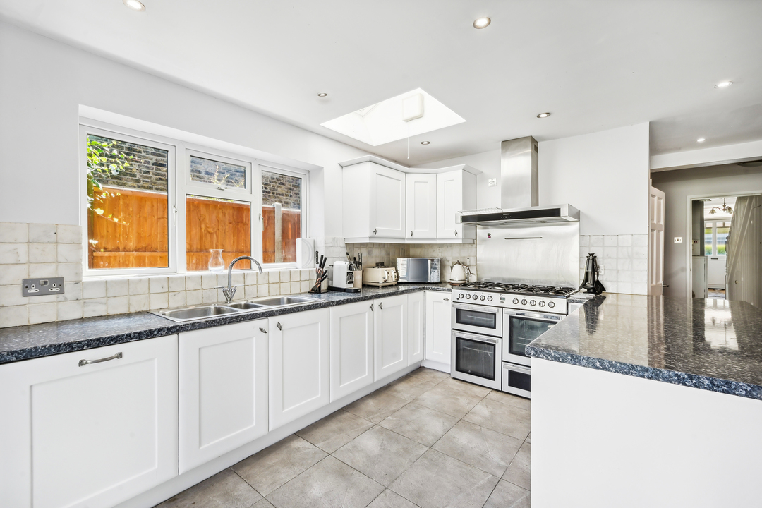 5 bed semi-detached house to rent in Lynton Avenue, Ealing, London, W13  - Property Image 16