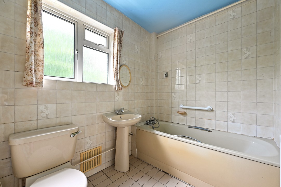 3 bed end of terrace house for sale in Carville Crescent, Brentford, London, TW8  - Property Image 6