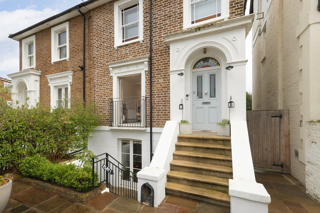 2 bed apartment for sale in Woodlands Grove, Isleworth, Greater London - Property Image 1