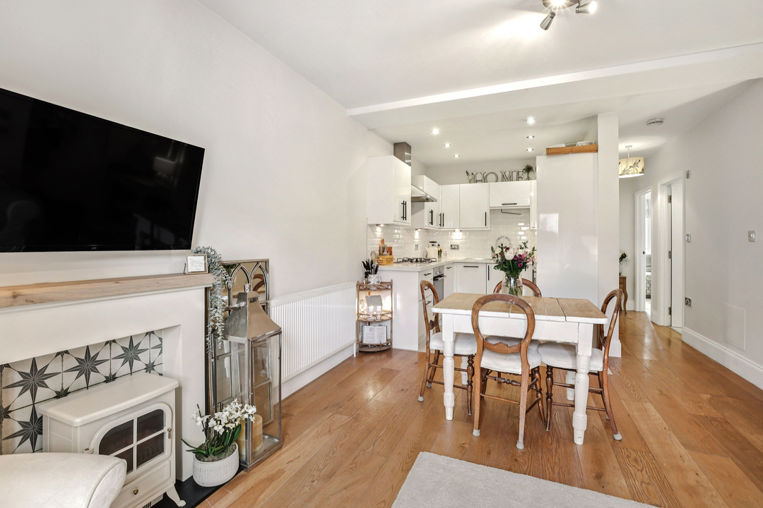 2 bed apartment for sale in Woodlands Grove, Isleworth, Greater London  - Property Image 6