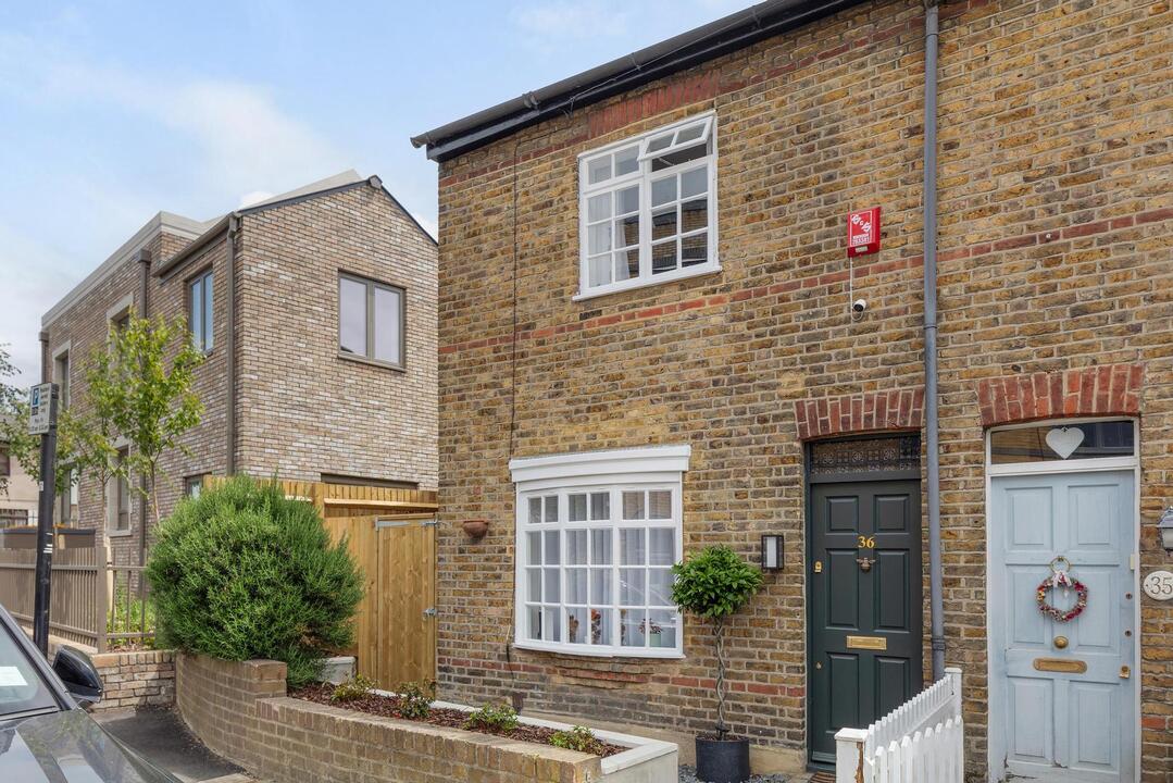 2 bed end of terrace house for sale in Orchard Road, Brentford, TW8 - Property Image 1