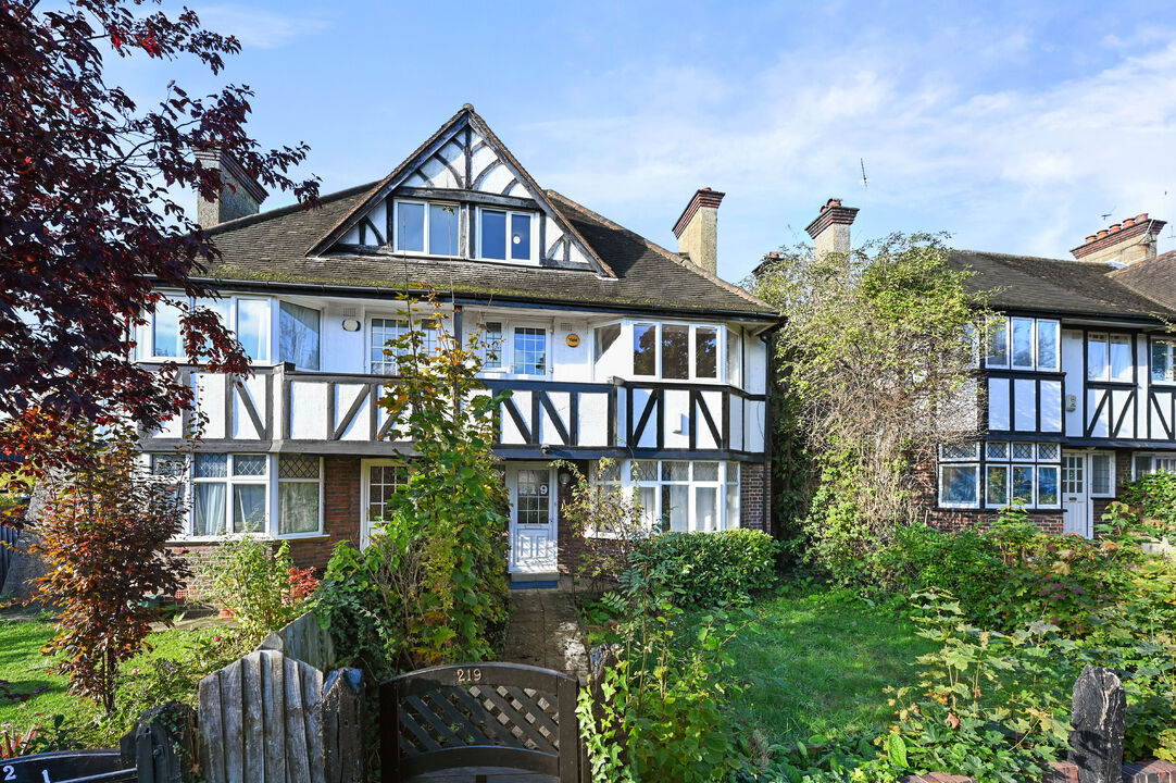 4 bed semi-detached house to rent in Princes Gardens, Acton, London, W3 - Property Image 1