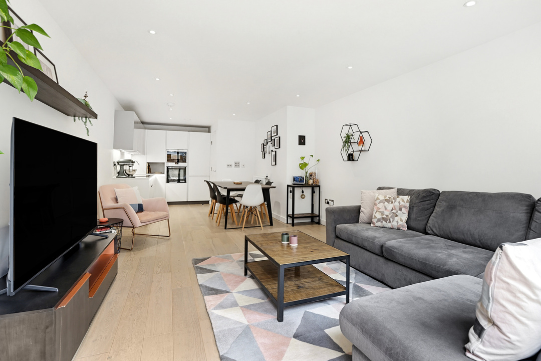 3 bed apartment for sale in Redwell House, West Ealing London, W13  - Property Image 9