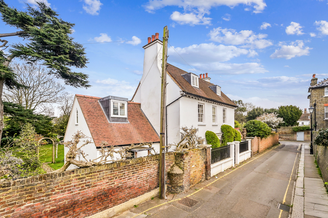 5 bed detached house for sale in The Cedars, The Butts, Upper Butts, Brentford, TW8  - Property Image 11