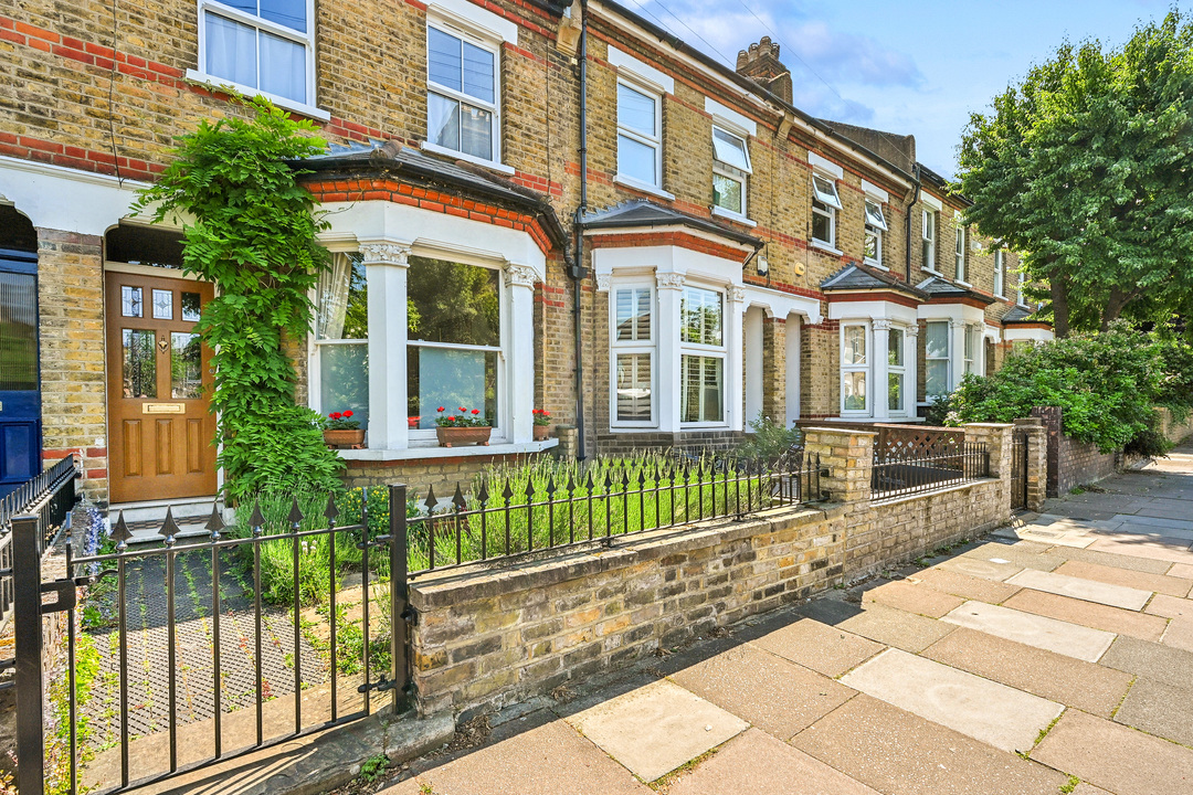 2 bed house to rent in Broomfield Road, Ealing, London, W13