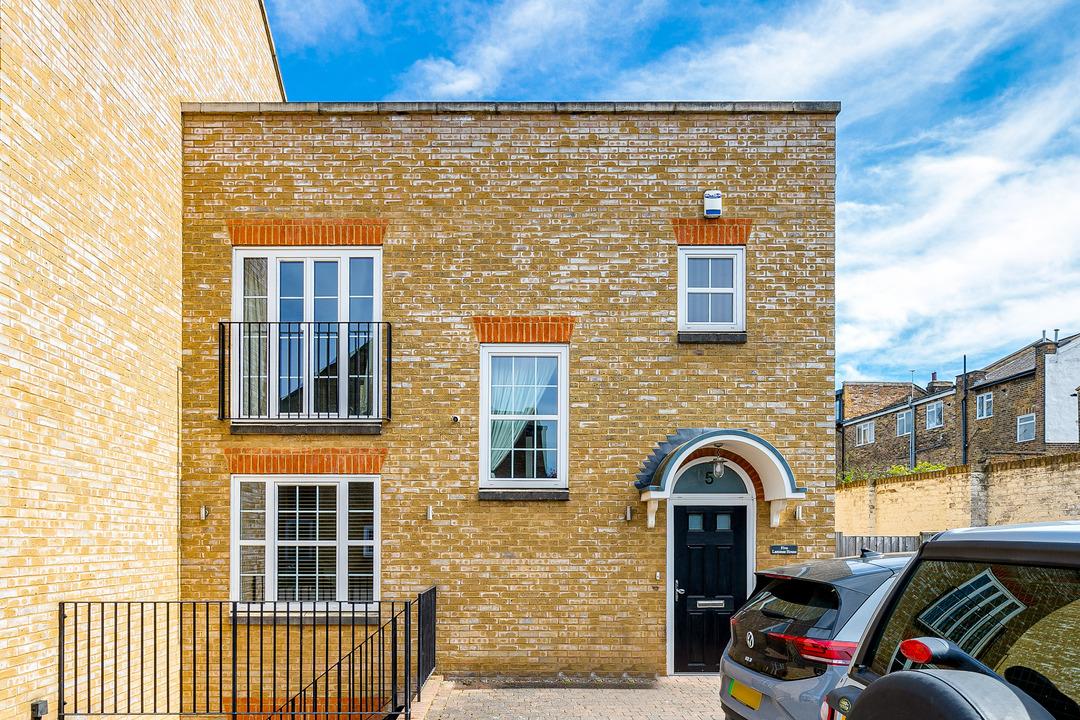 3 bed terraced house to rent in Sayers Court, St Marys Road, Ealing, London, W5  - Property Image 9