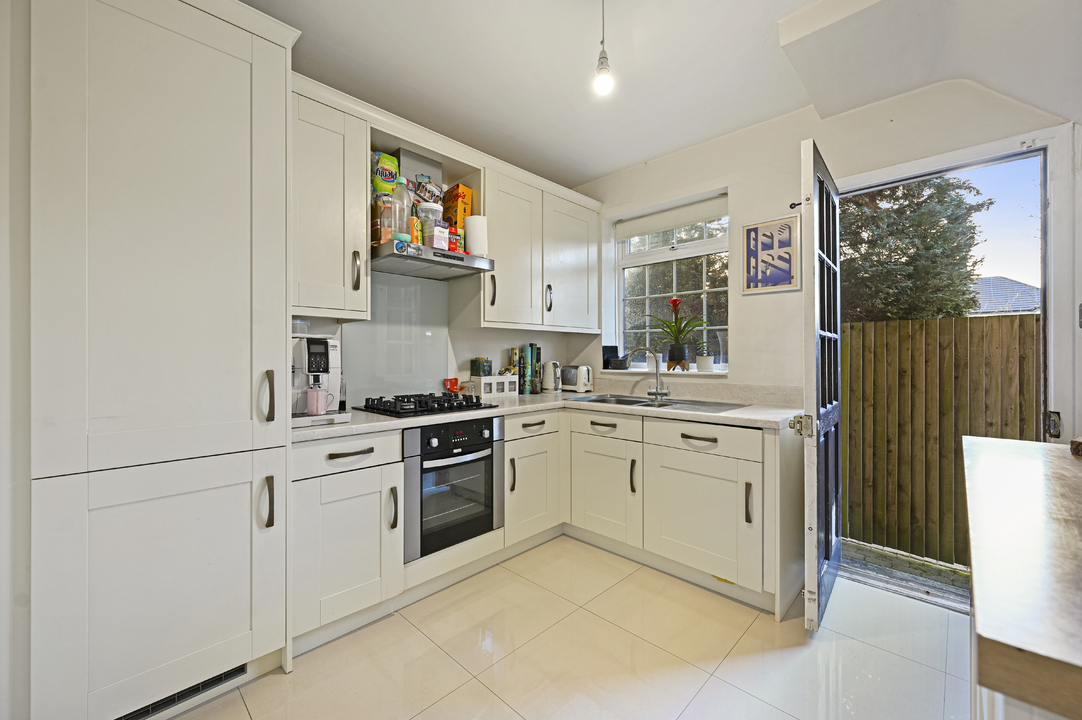 2 bed apartment for sale in Baronsmede Court, Baronsmede, Ealing, London, W5  - Property Image 2