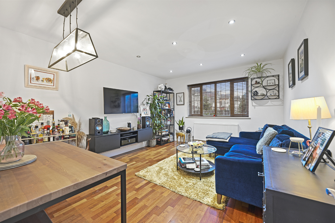 2 bed apartment for sale in Baronsmede Court, Baronsmede, Ealing, London, W5  - Property Image 5