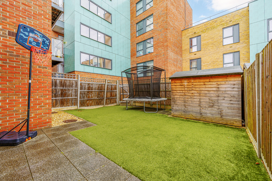 3 bed terraced house for sale in Alton Court, Copley Close, Hanwell, London, W7  - Property Image 10