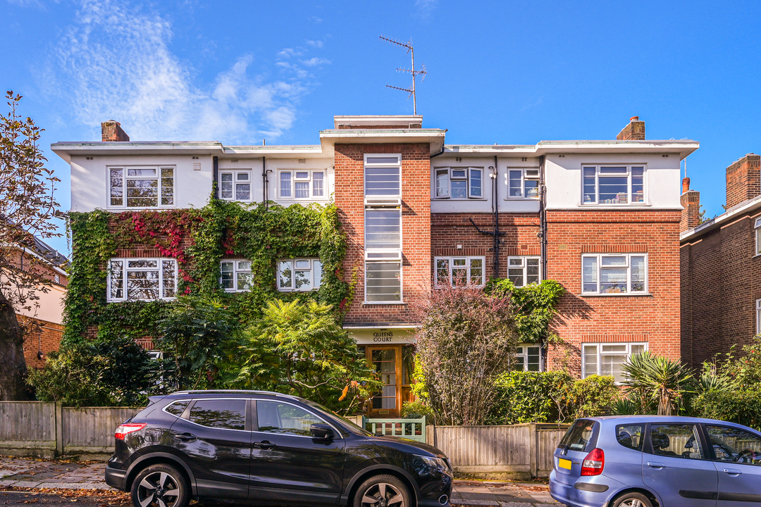 2 bed apartment for sale in Queens Court, Queens Walk, Ealing, London, W5  - Property Image 2