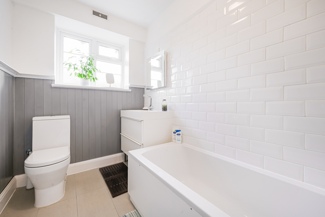 2 bed apartment for sale in Queens Court, Queens Walk, Ealing, London, W5  - Property Image 9