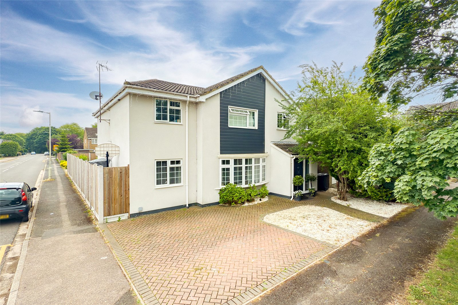 4 bed detached house for sale in Aldwickbury Crescent, Harpenden, Hertfordshire, AL5 - Property Image 2