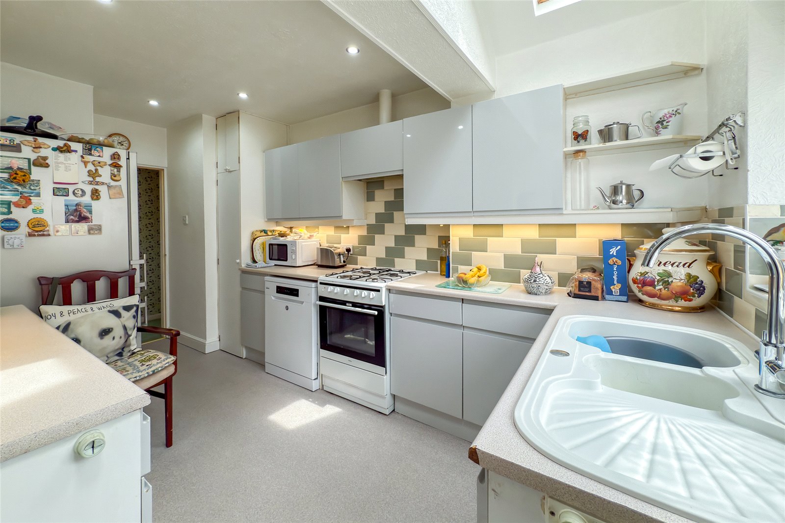 2 bed semi-detached bungalow for sale in Hawthorn Close, Harpenden, Herts, AL5 - Property Image 2