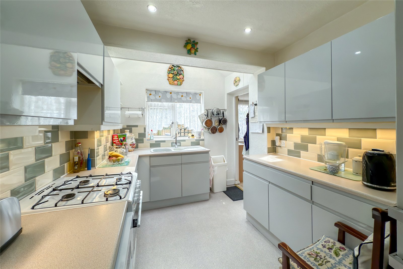 2 bed semi-detached bungalow for sale in Hawthorn Close, Harpenden, Herts, AL5 - Property Image 3