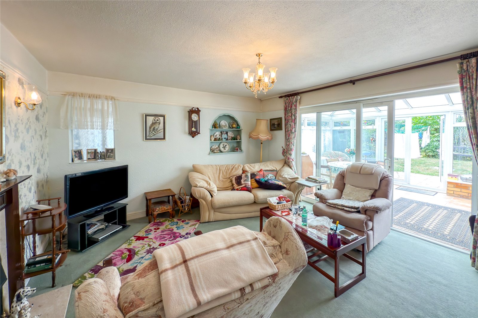 2 bed semi-detached bungalow for sale in Hawthorn Close, Harpenden, Herts, AL5 - Property Image 5