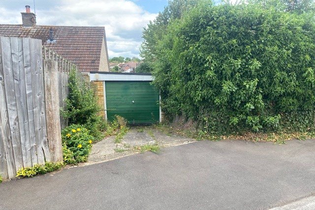 2 bed semi-detached bungalow for sale in Hawthorn Close, Harpenden, Herts, AL5 - Property Image 12