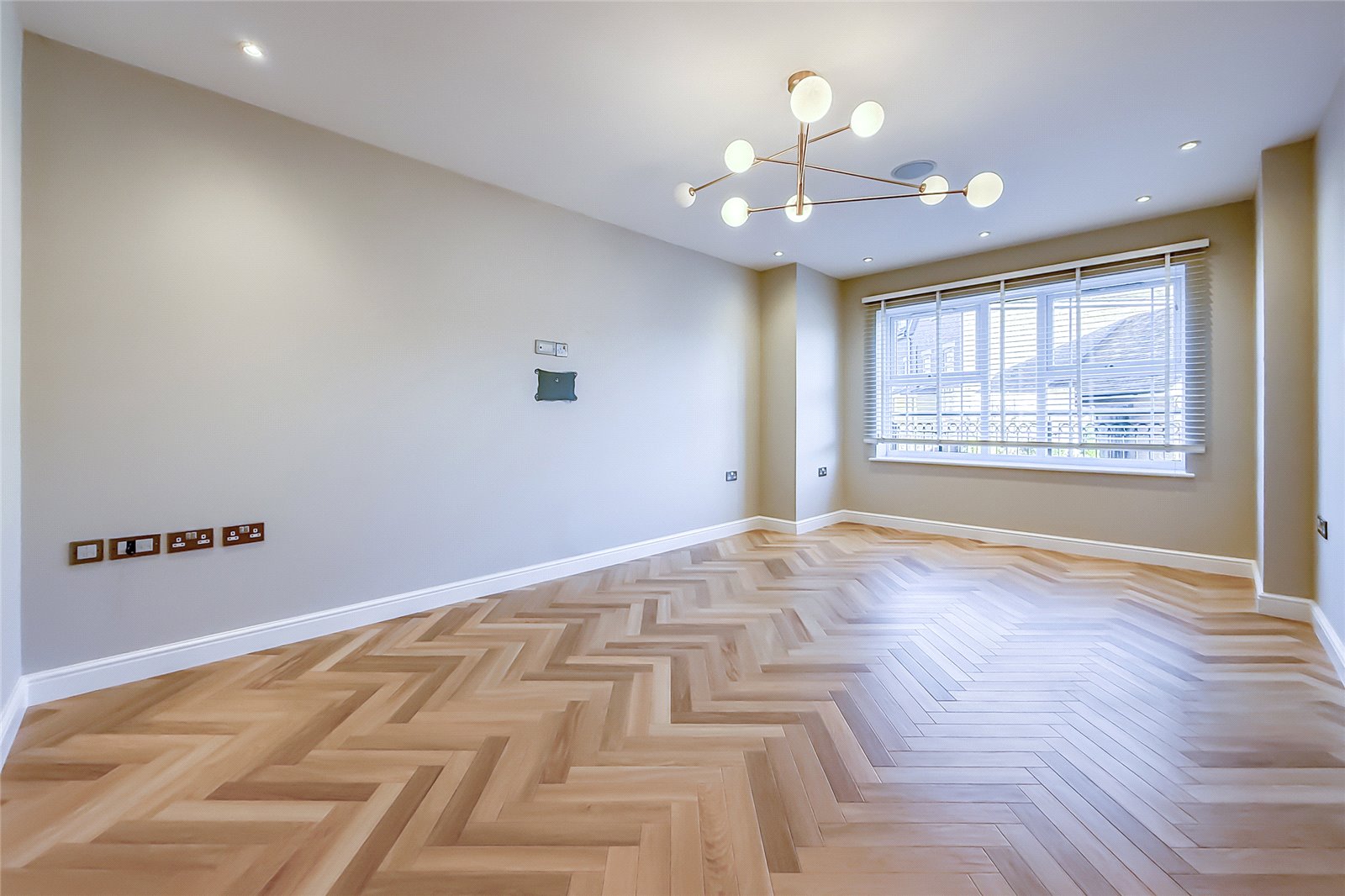 5 bed terraced house for sale in Green Lawns Close, Harpenden, Hertfordshire, AL5  - Property Image 5