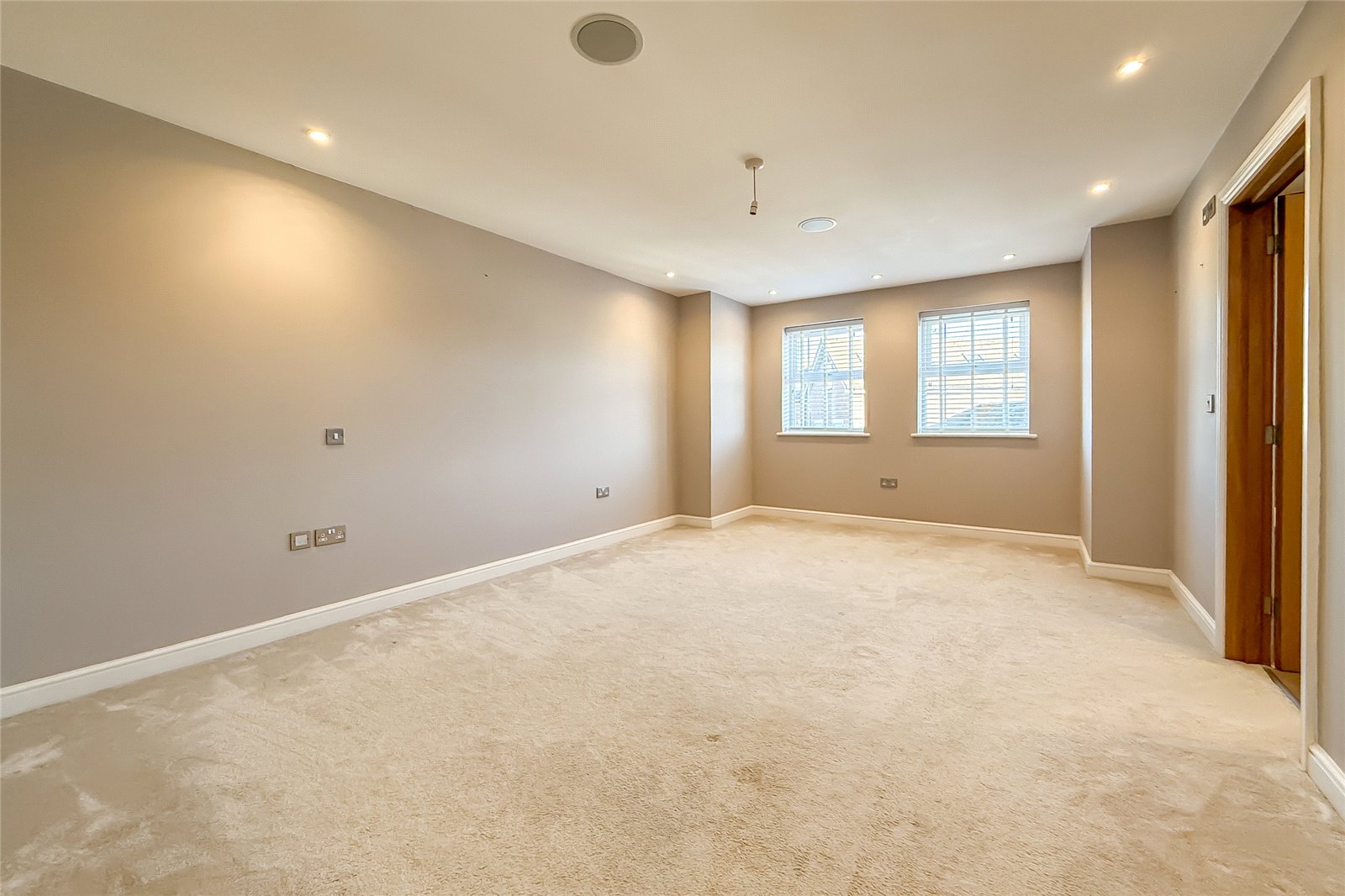 5 bed terraced house for sale in Green Lawns Close, Harpenden, Hertfordshire, AL5  - Property Image 8