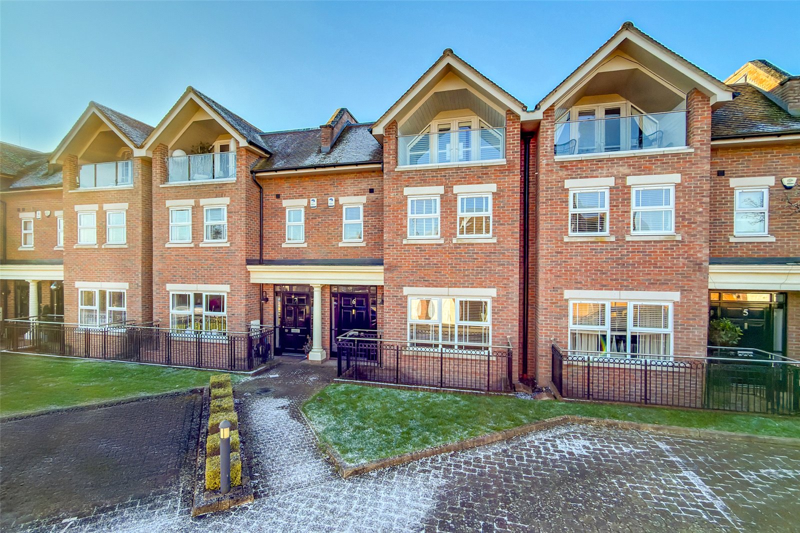5 bed terraced house for sale in Green Lawns Close, Harpenden, Hertfordshire, AL5  - Property Image 1