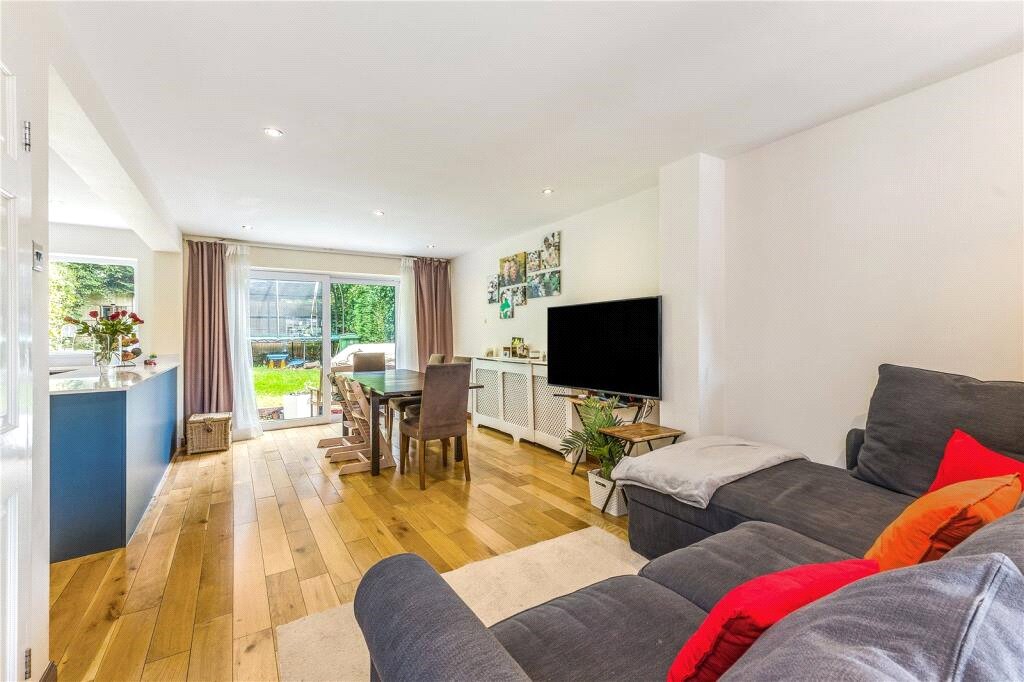 4 bed detached house to rent in Welbeck Rise, Harpenden, Hertfordshire, AL5  - Property Image 2