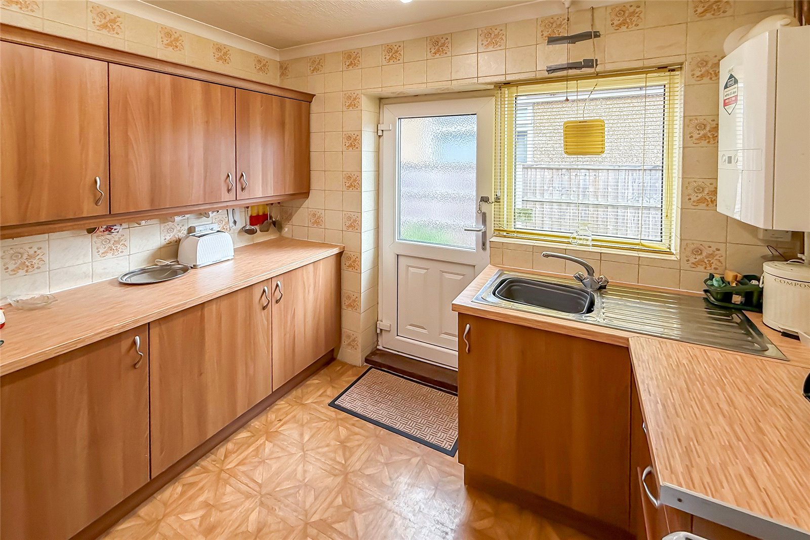 2 bed detached bungalow for sale in Barton Road, Luton, Bedfordshire, LU3  - Property Image 3