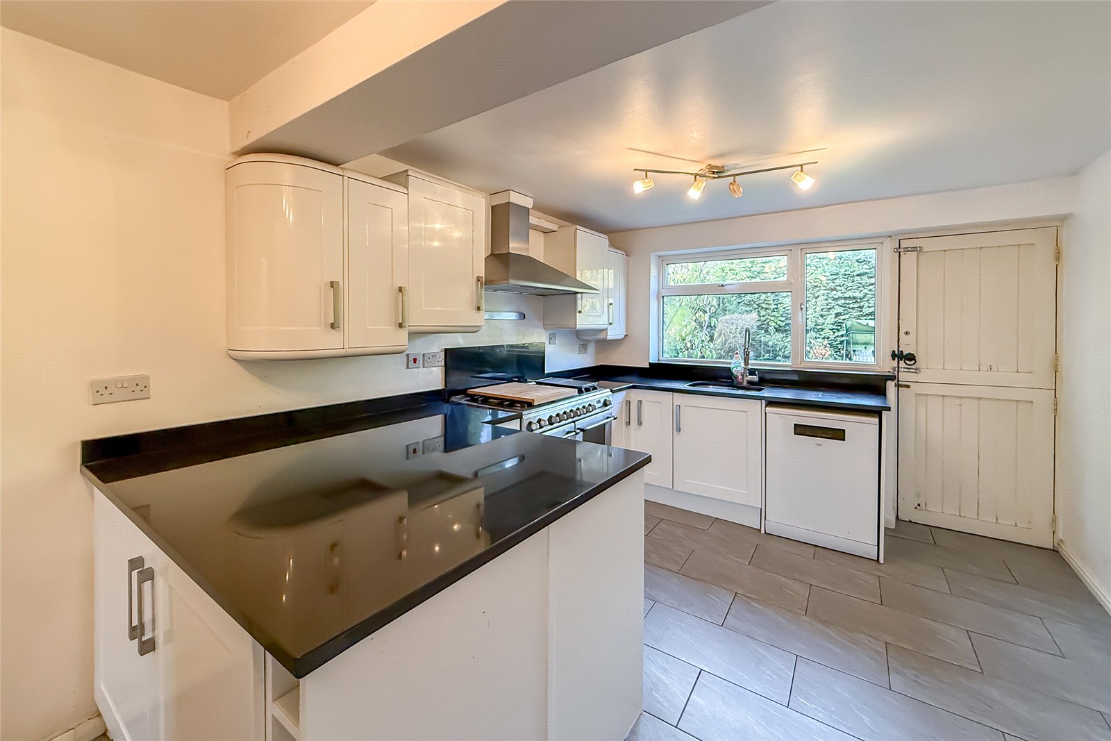 3 bed detached house for sale in Farringford Close, Chiswell Green, St. Albans, Hertfordshire, AL2  - Property Image 3