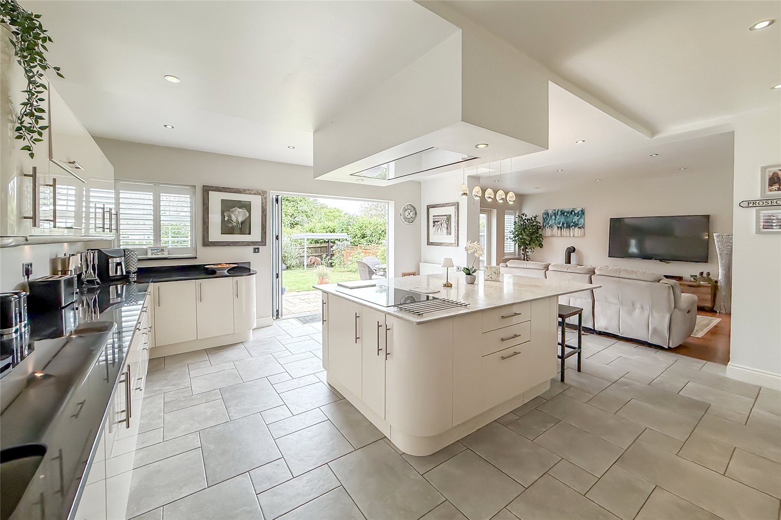 4 bed detached house for sale in Common Road, Kensworth, Bedfordshire, LU6  - Property Image 2