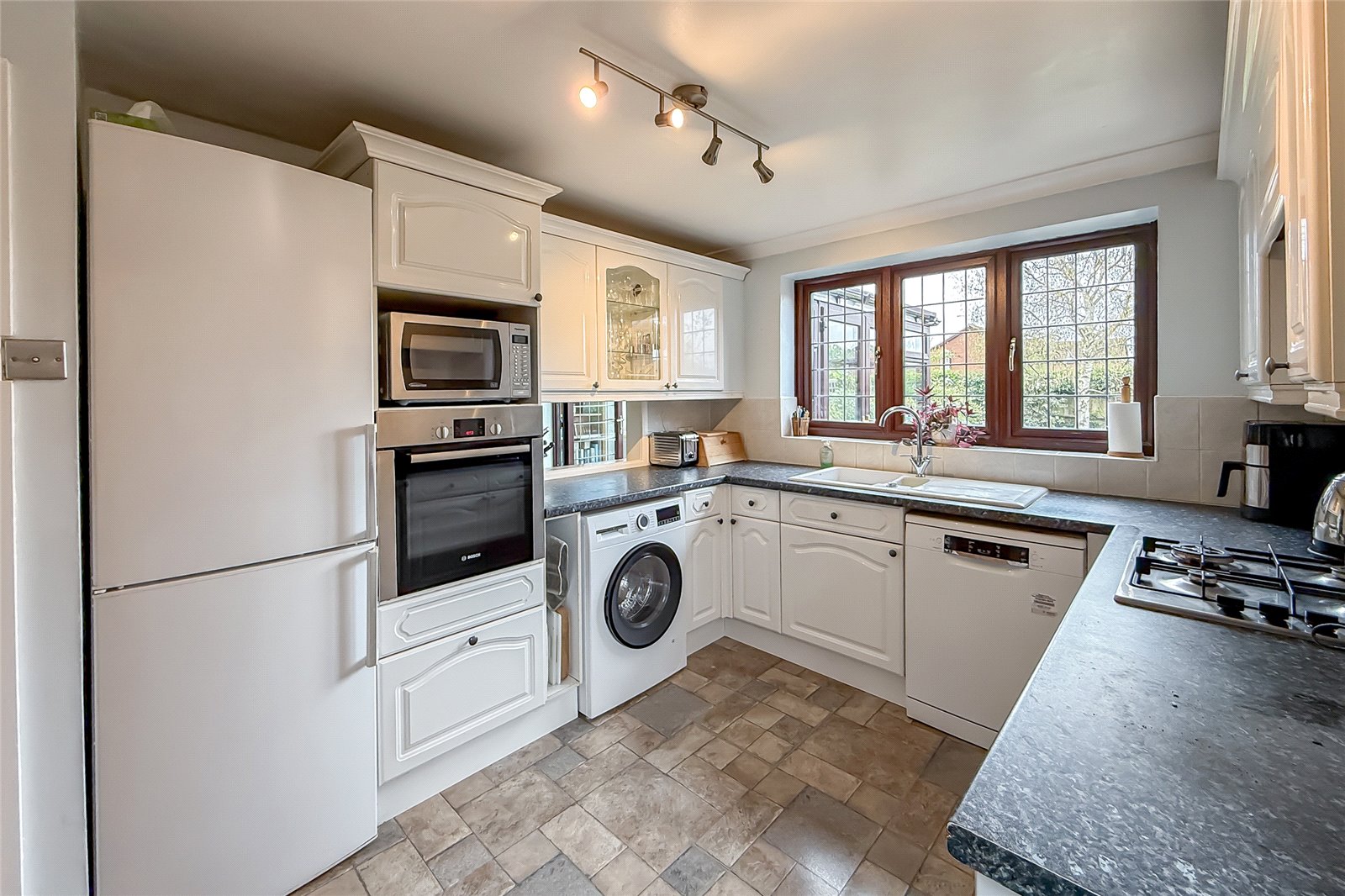 3 bed detached house for sale in Mayfair Close, St. Albans, Hertfordshire, AL4 - Property Image 2