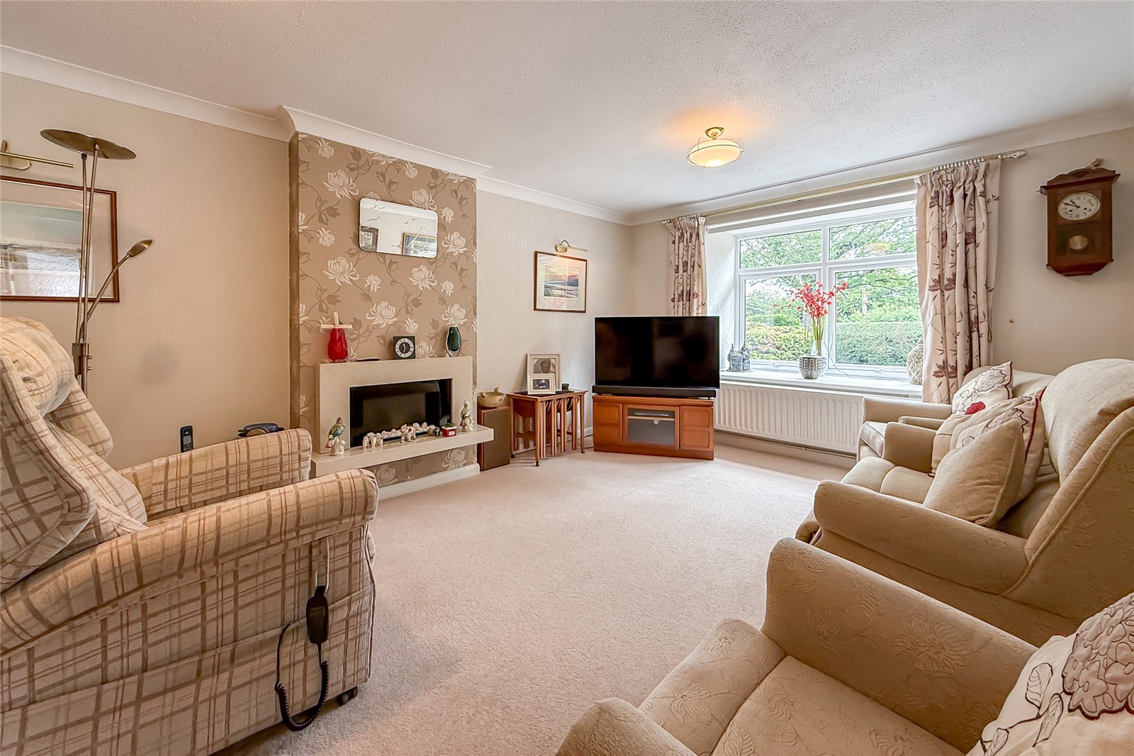 3 bed detached bungalow for sale in Villiers Crescent, St. Albans, Hertfordshire, AL4 - Property Image 2
