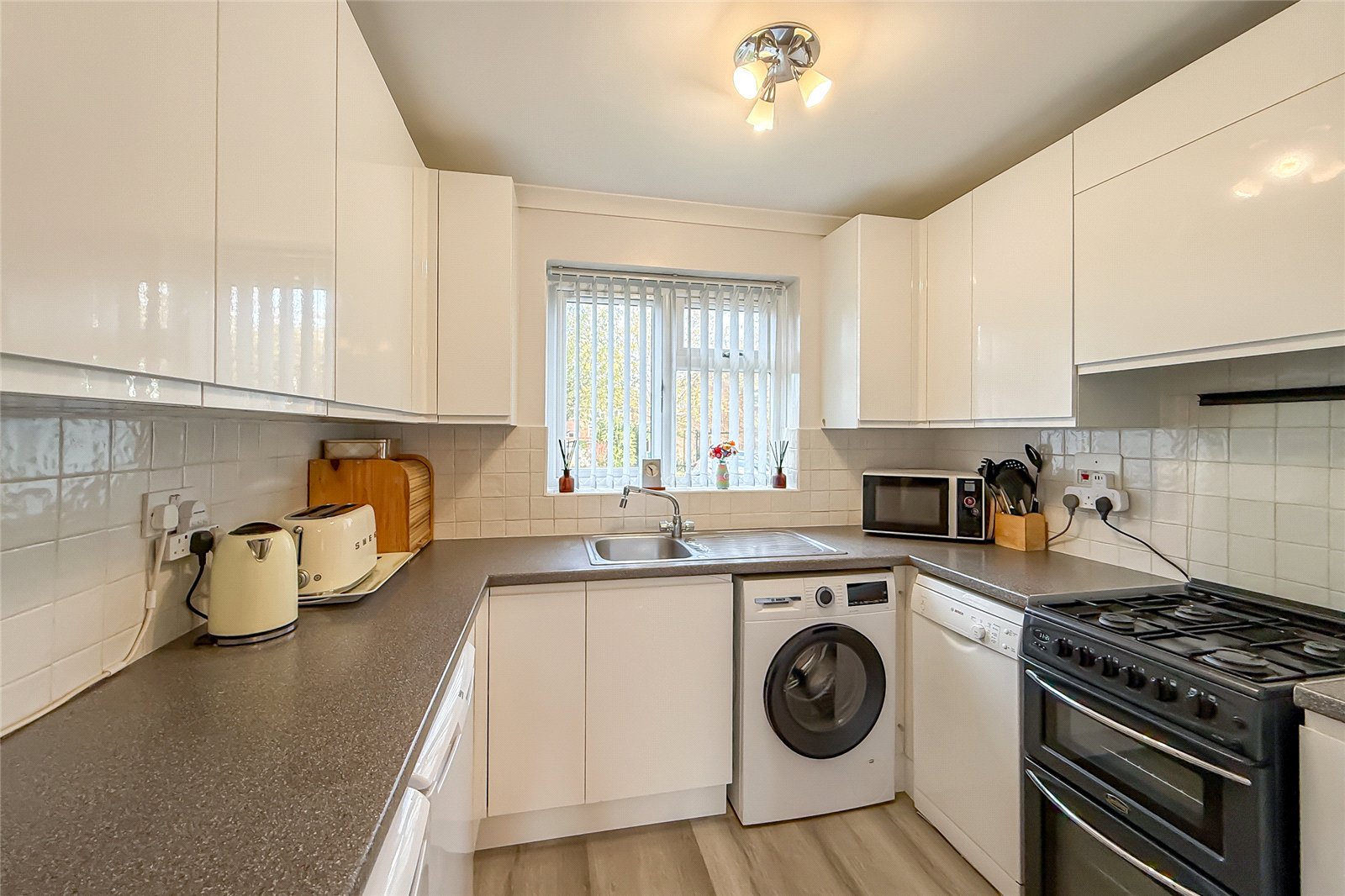 3 bed semi-detached house for sale in Runcie Close, St. Albans, Hertfordshire, AL4 - Property Image 2