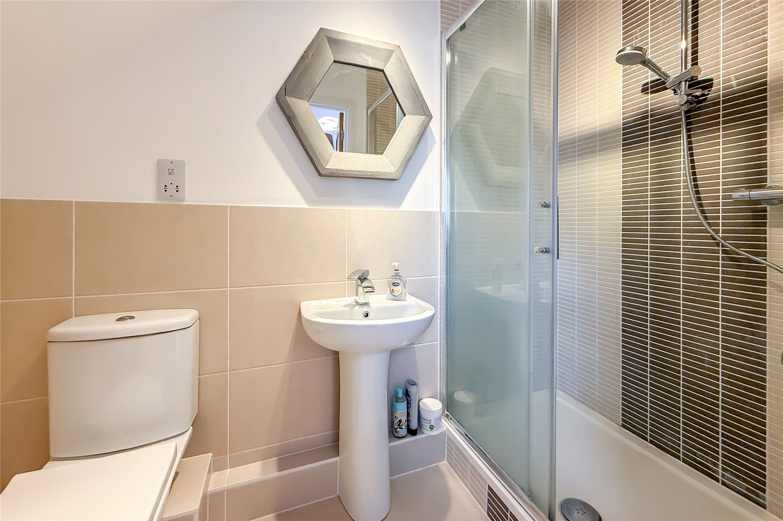 2 bed apartment for sale in Porters Wood House, Porters Wood, St. Albans, Hertfordshire, AL3 - Property Image 8