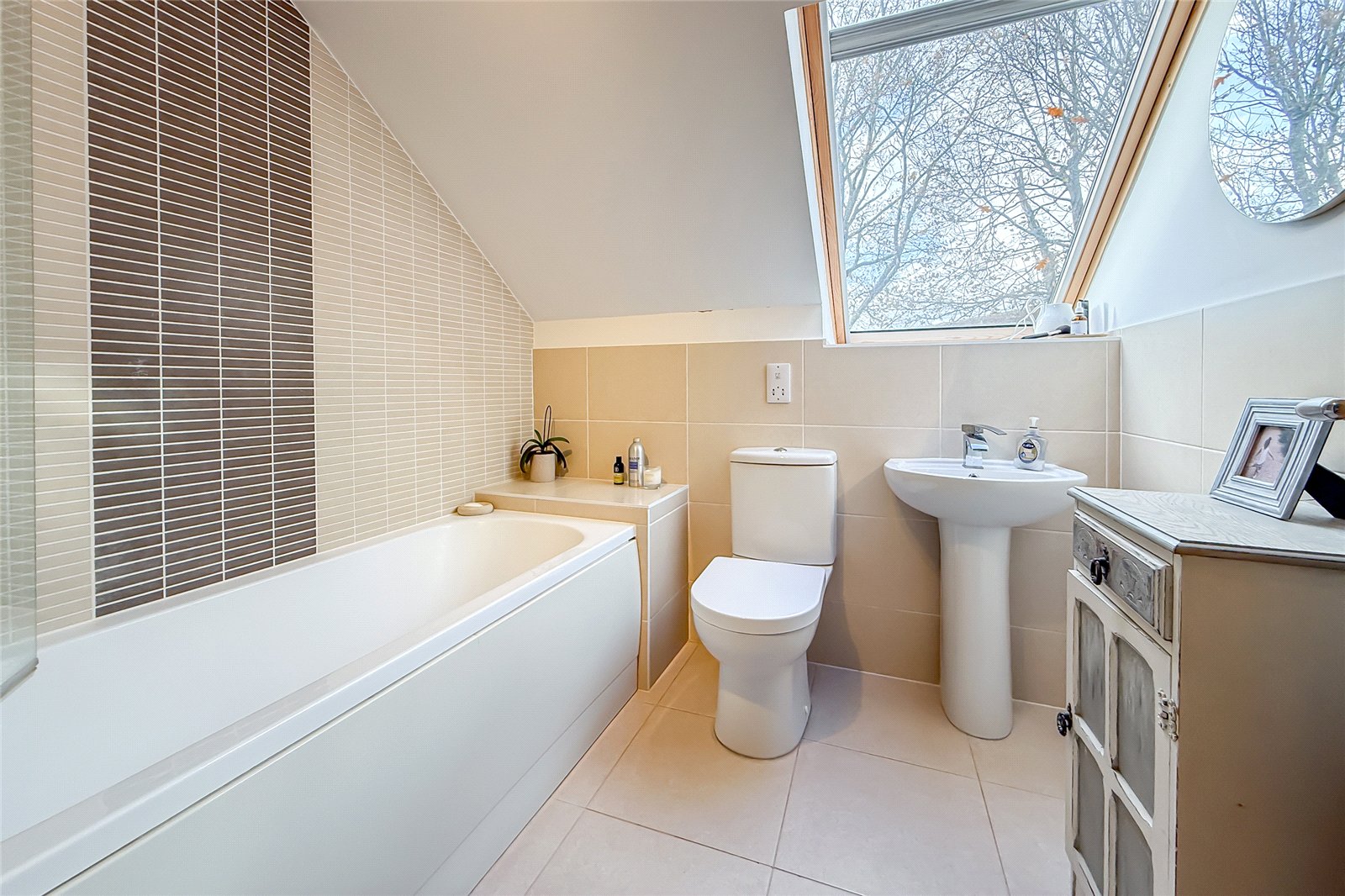 2 bed apartment for sale in Porters Wood House, Porters Wood, St. Albans, Hertfordshire, AL3 - Property Image 9