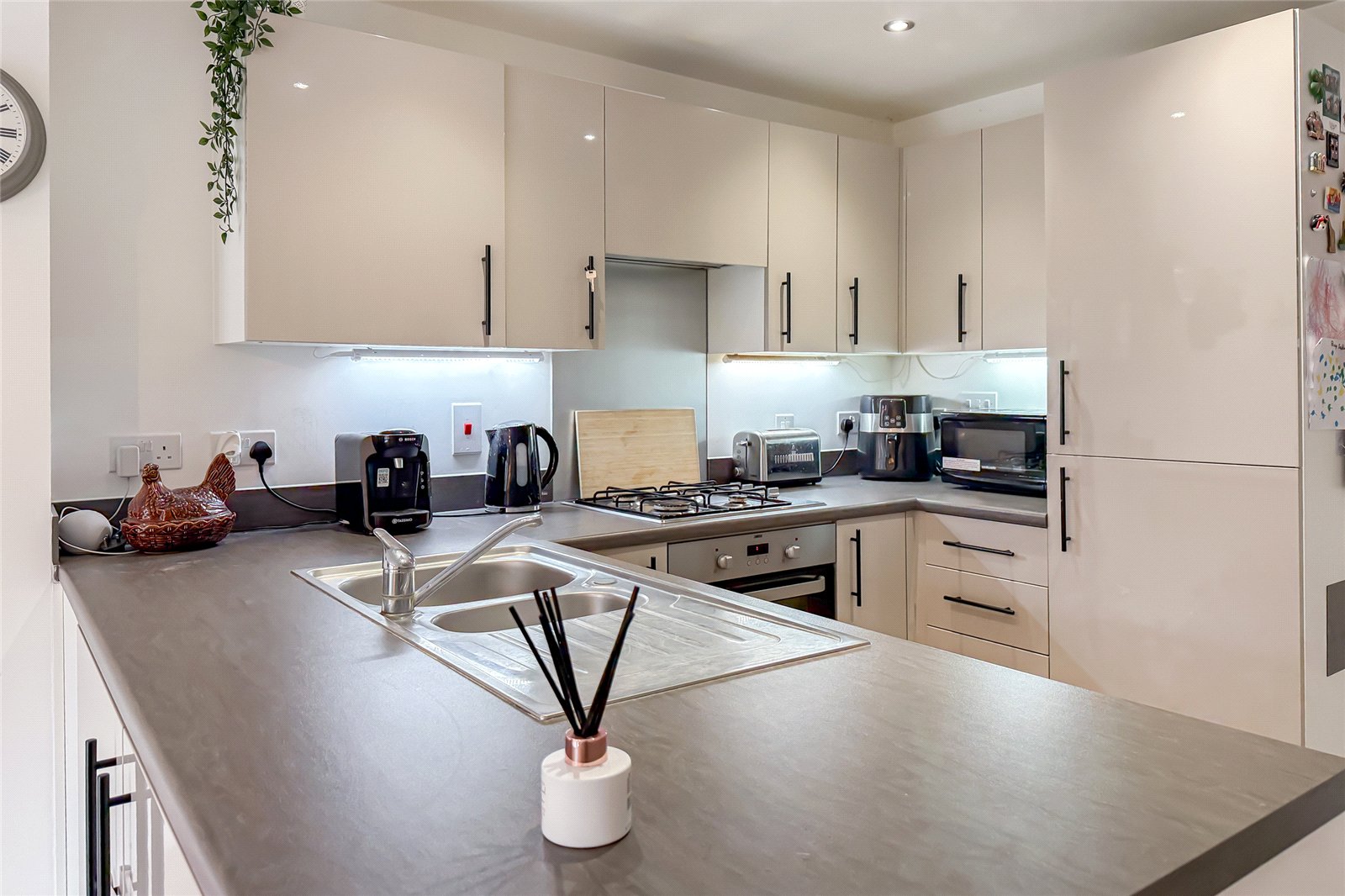2 bed terraced house for sale in Kestrel Way, St. Albans, Hertfordshire, AL4  - Property Image 2