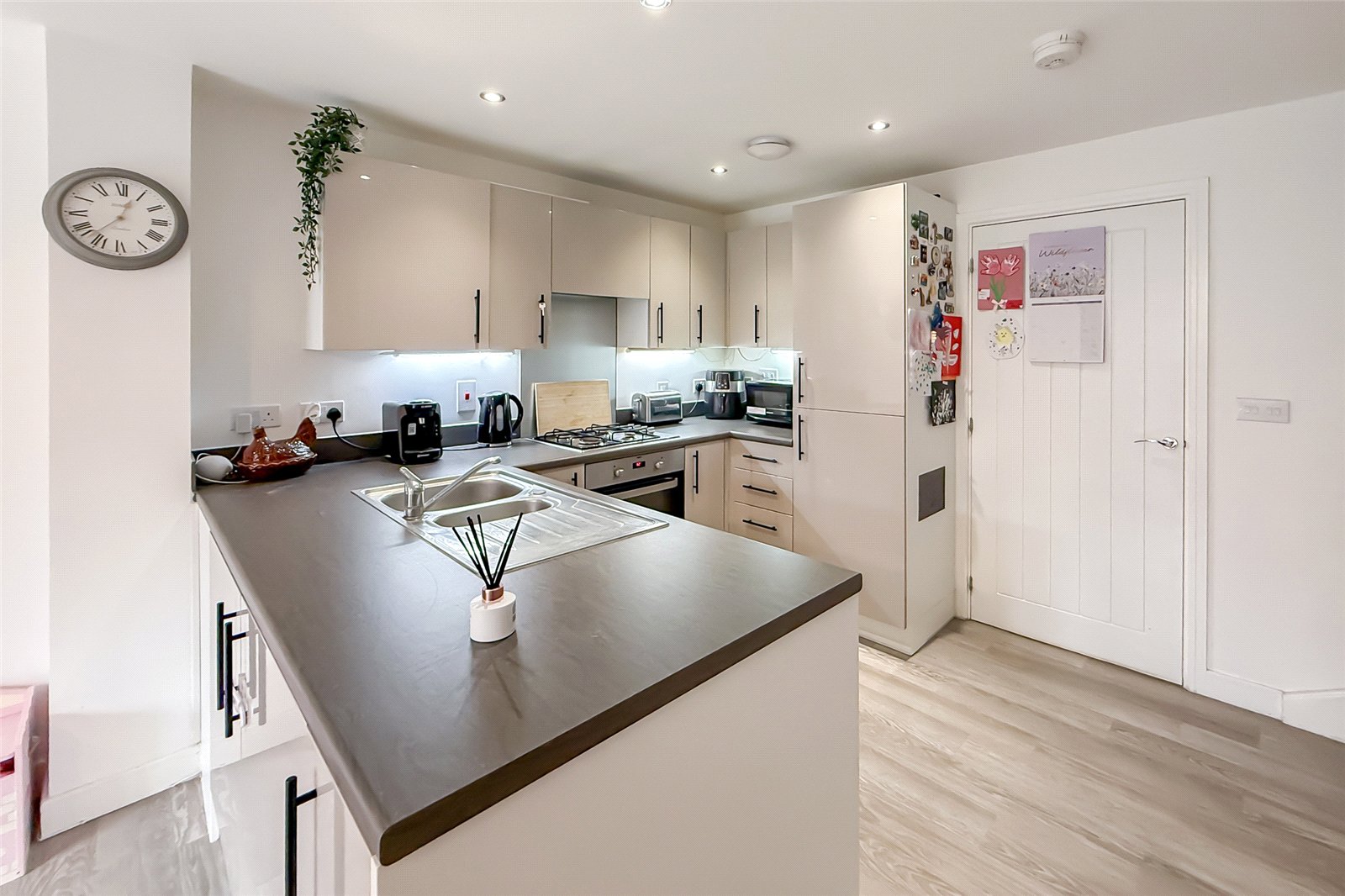 2 bed terraced house for sale in Kestrel Way, St. Albans, Hertfordshire, AL4 - Property Image 3