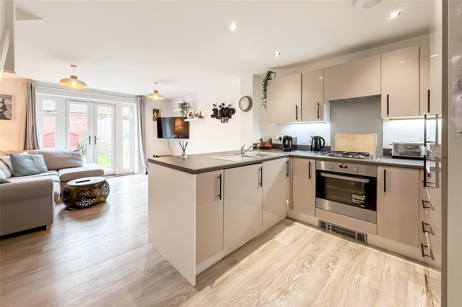 2 bed terraced house for sale in Kestrel Way, St. Albans, Hertfordshire, AL4 - Property Image 2