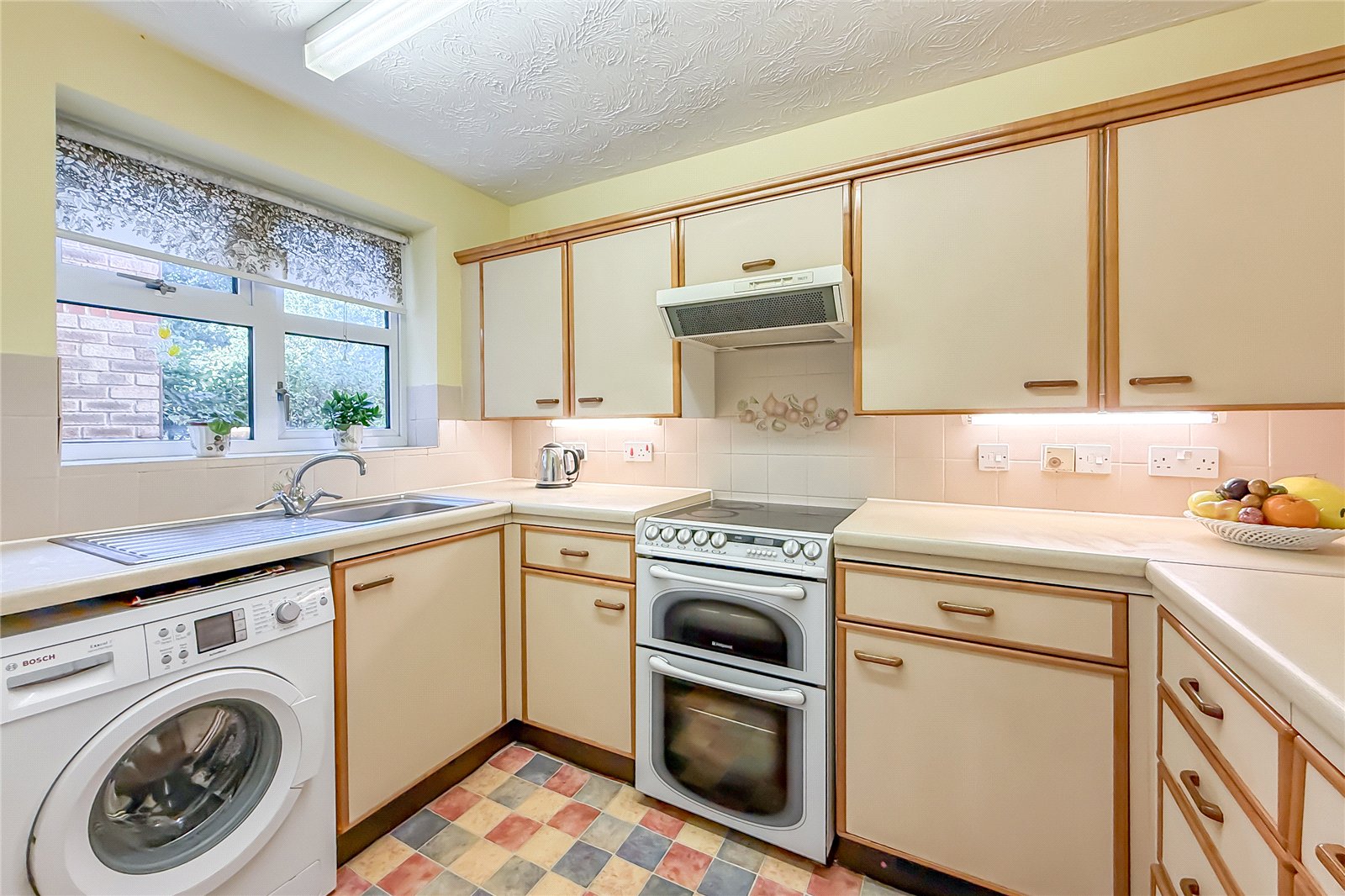 2 bed ground floor maisonette for sale in Harvest Court, Harvesters, St. Albans, Hertfordshire, AL4  - Property Image 2