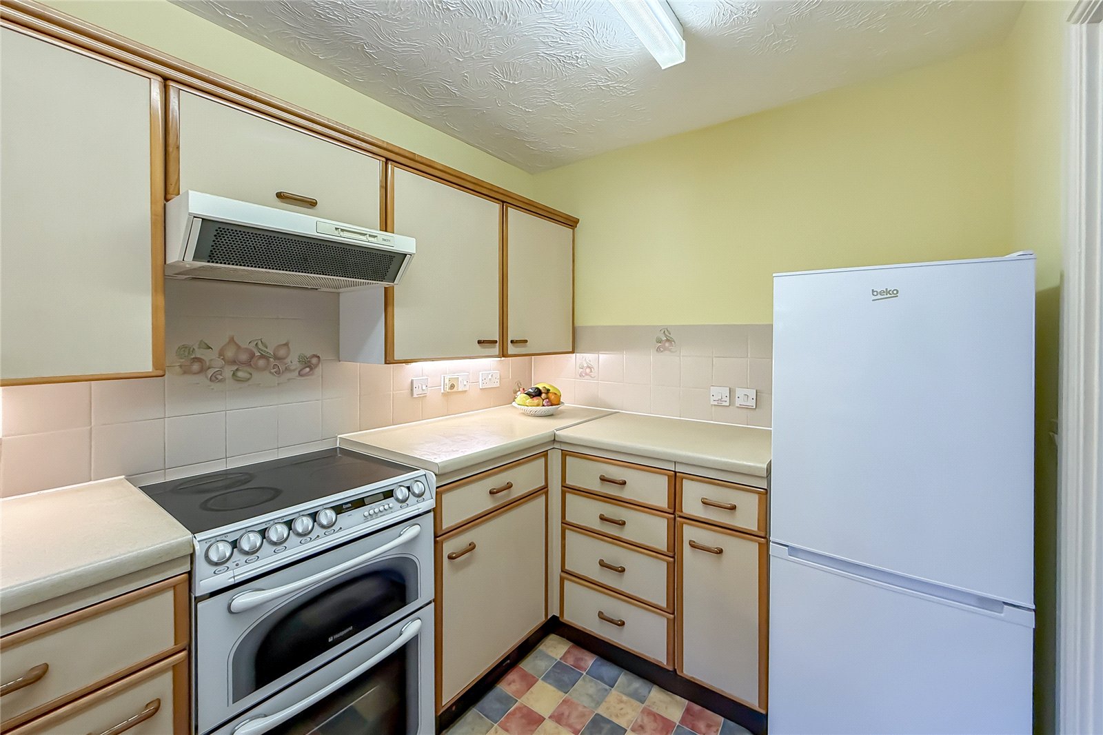2 bed ground floor maisonette for sale in Harvest Court, Harvesters, St. Albans, Hertfordshire, AL4  - Property Image 3