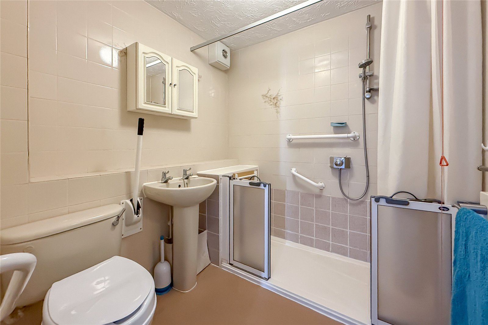 2 bed ground floor maisonette for sale in Harvest Court, Harvesters, St. Albans, Hertfordshire, AL4  - Property Image 8
