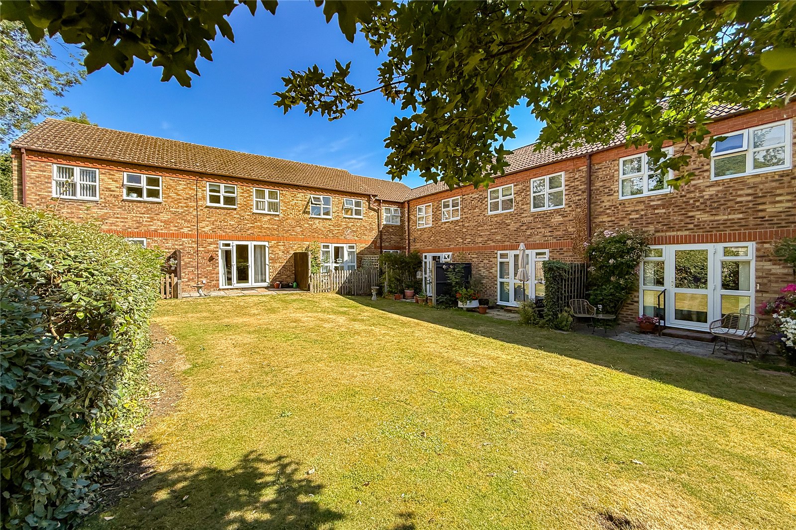 2 bed ground floor maisonette for sale in Harvest Court, Harvesters, St. Albans, Hertfordshire, AL4  - Property Image 10