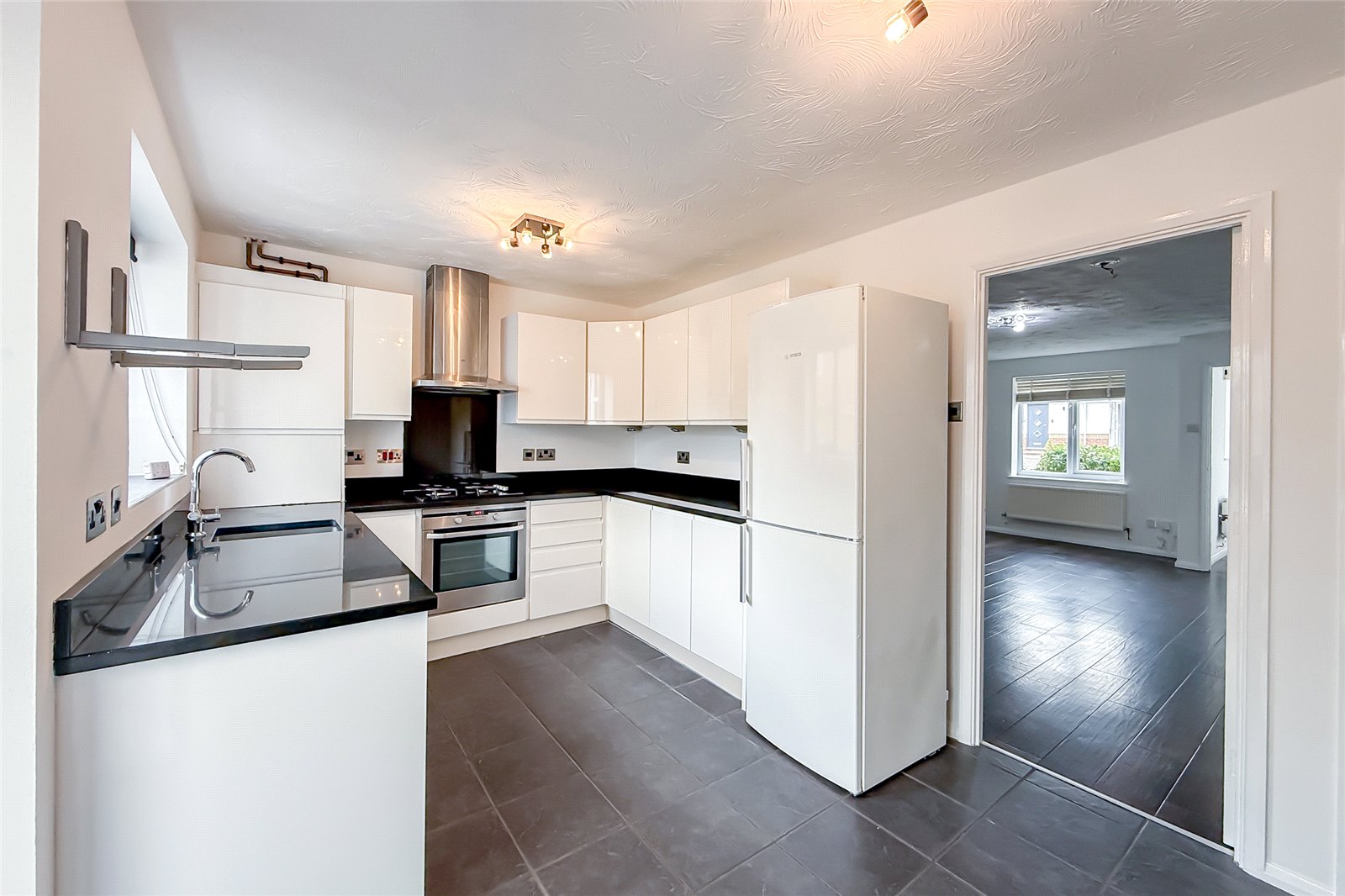 3 bed end of terrace house to rent in Bell View, St. Albans, Hertfordshire, AL4 - Property Image 2