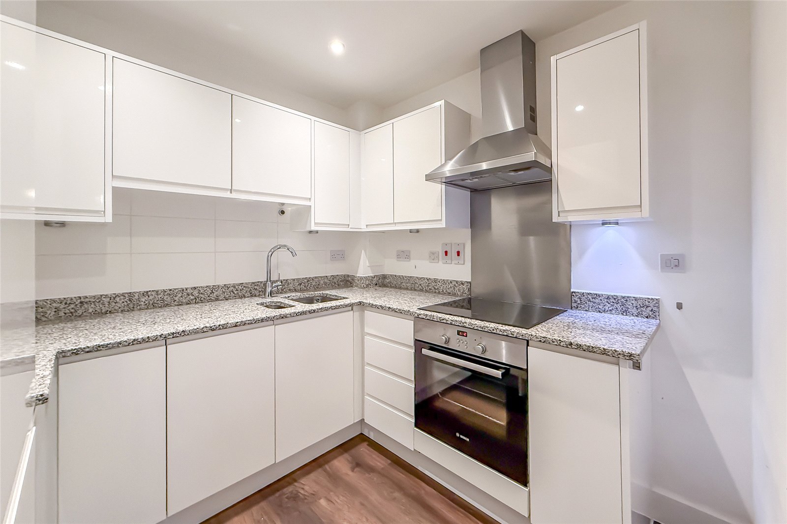 1 bed ground floor flat for sale in Charrington Place, St. Albans, Hertfordshire, AL1 - Property Image 2