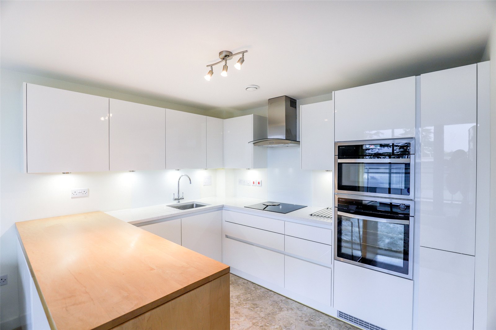1 bed penthouse to rent in Whitley Court, Hatfield Road, Newsom Place, St Albans, Hertfordshire, AL1 - Property Image 3