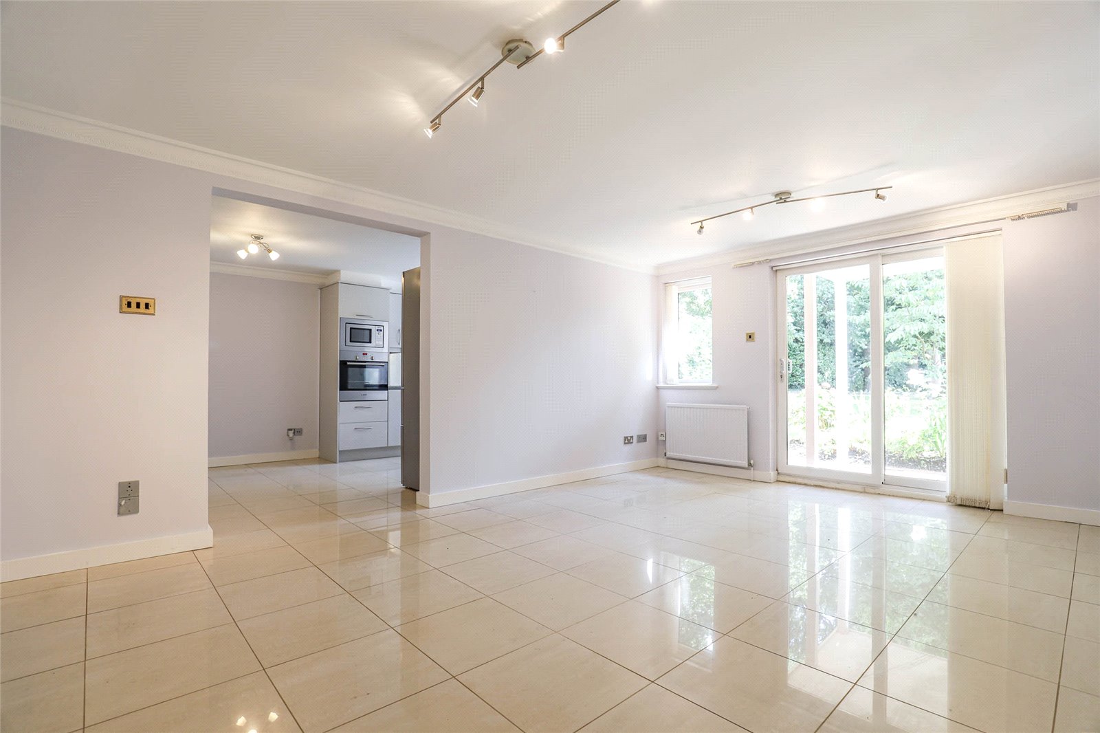 2 bed ground floor flat for sale in Birklands Park, London Road, St. Albans, Hertfordshire, AL1  - Property Image 5