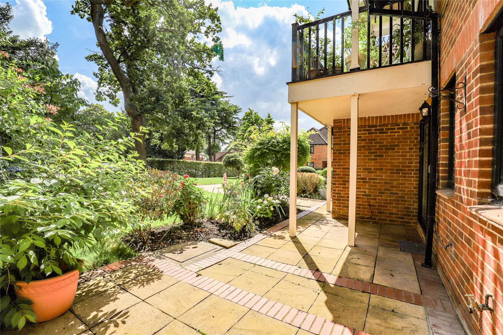 2 bed ground floor flat for sale in Birklands Park, London Road, St. Albans, Hertfordshire, AL1  - Property Image 3