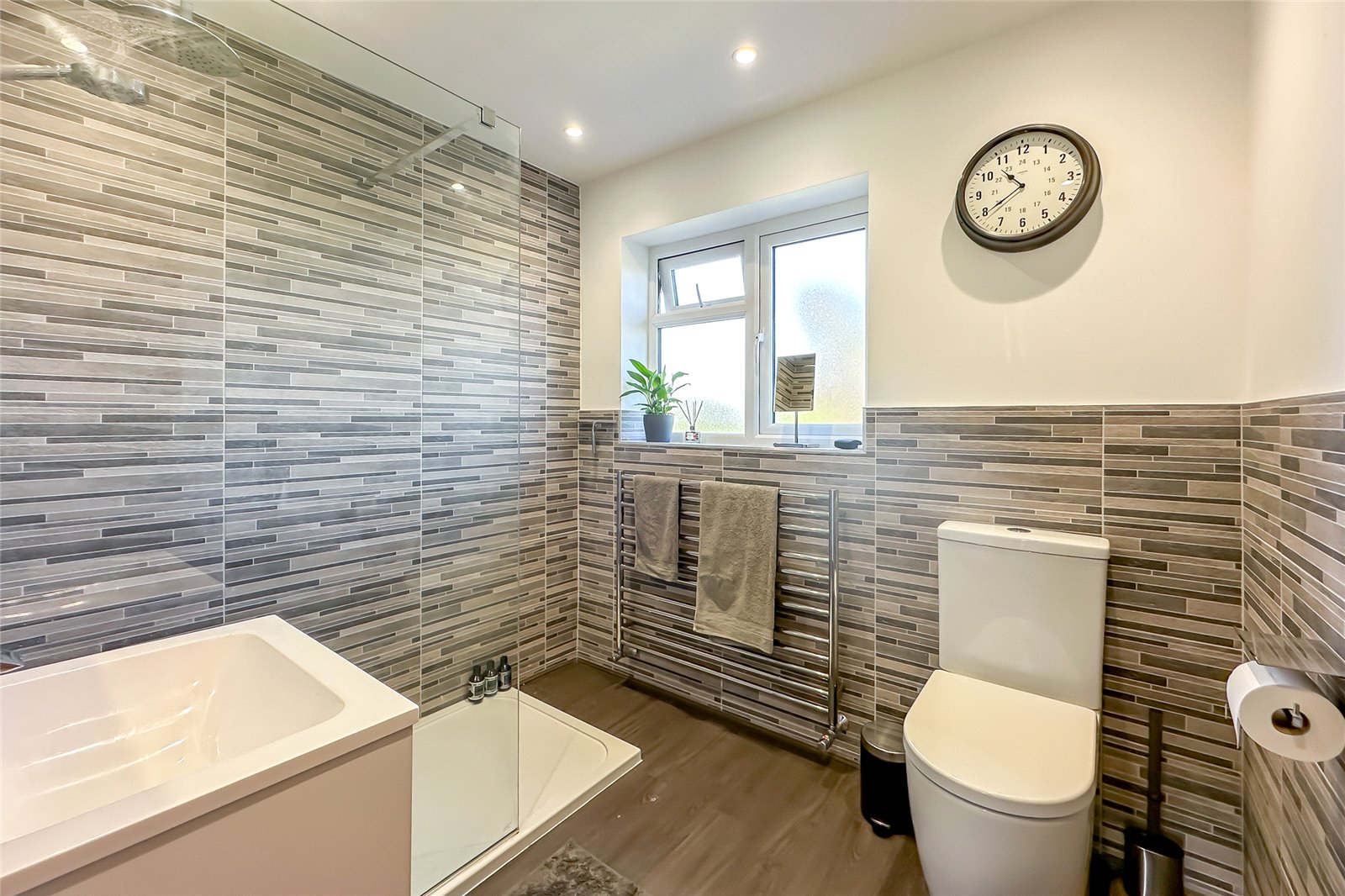 5 bed semi-detached house for sale in Woodfield Way, St. Albans, Hertfordshire, AL4 - Property Image 8