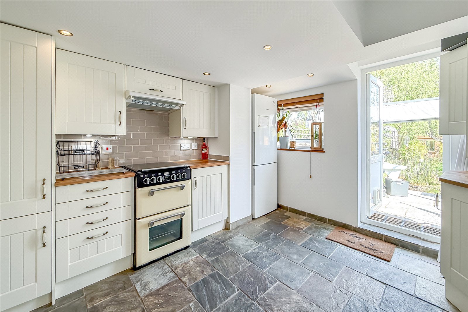 2 bed terraced house for sale in Park Street, St. Albans, Hertfordshire, AL2 - Property Image 2