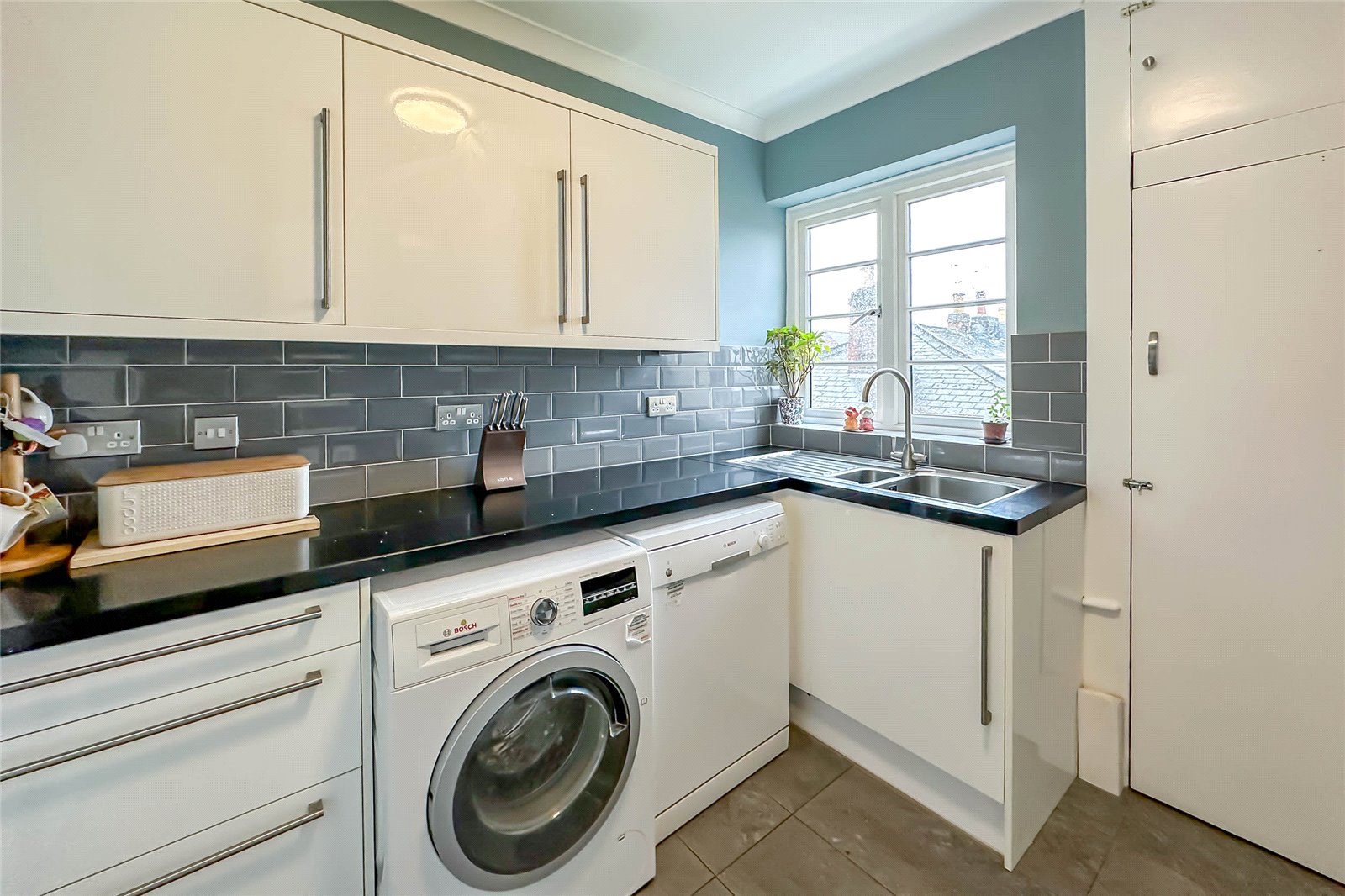 2 bed apartment for sale in Abbey Court, Holywell Hill, St. Albans, Hertfordshire, AL1  - Property Image 4